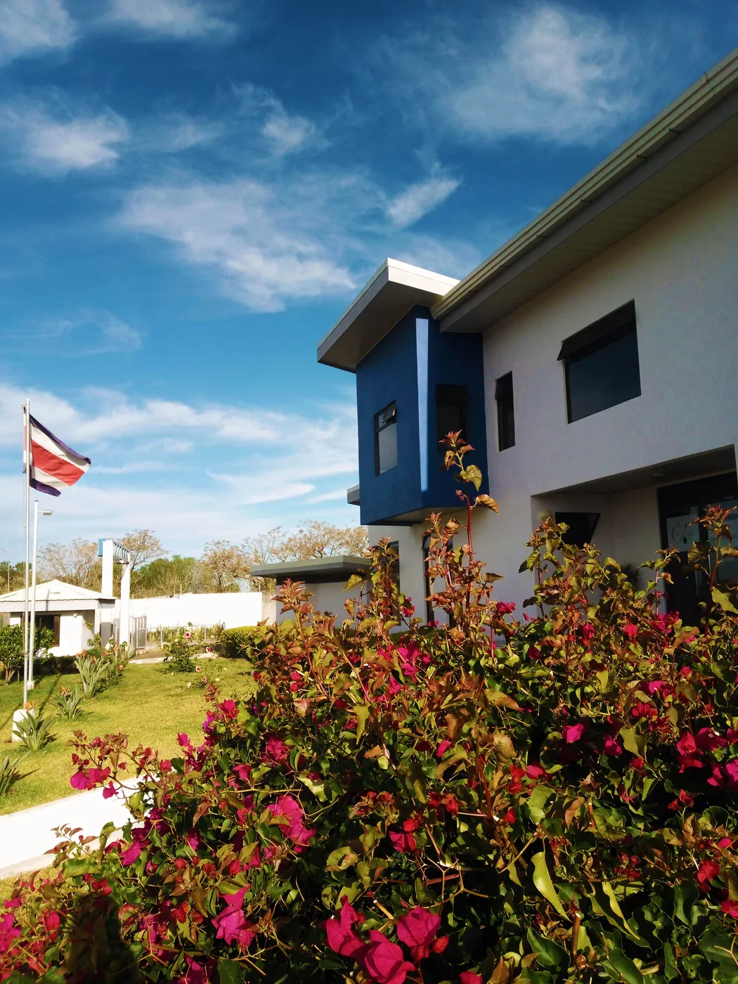 Edificio de oficinas de Acuña & Hernández en Heredia, con la bandera de Costa Rica